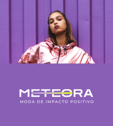 uma mulher com o fundo roxo